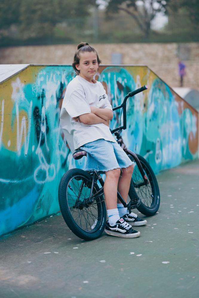 נער נשען על אופני BMX בסקייטפארק