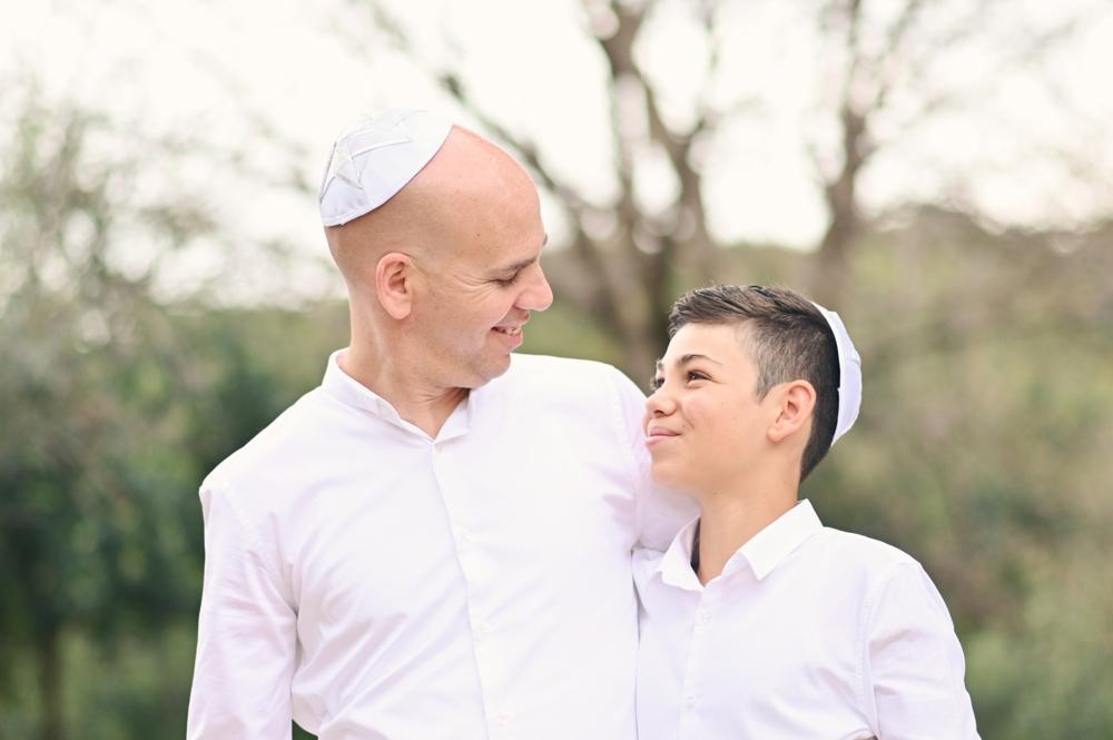 אב ובנו מחייכים זה אל זה