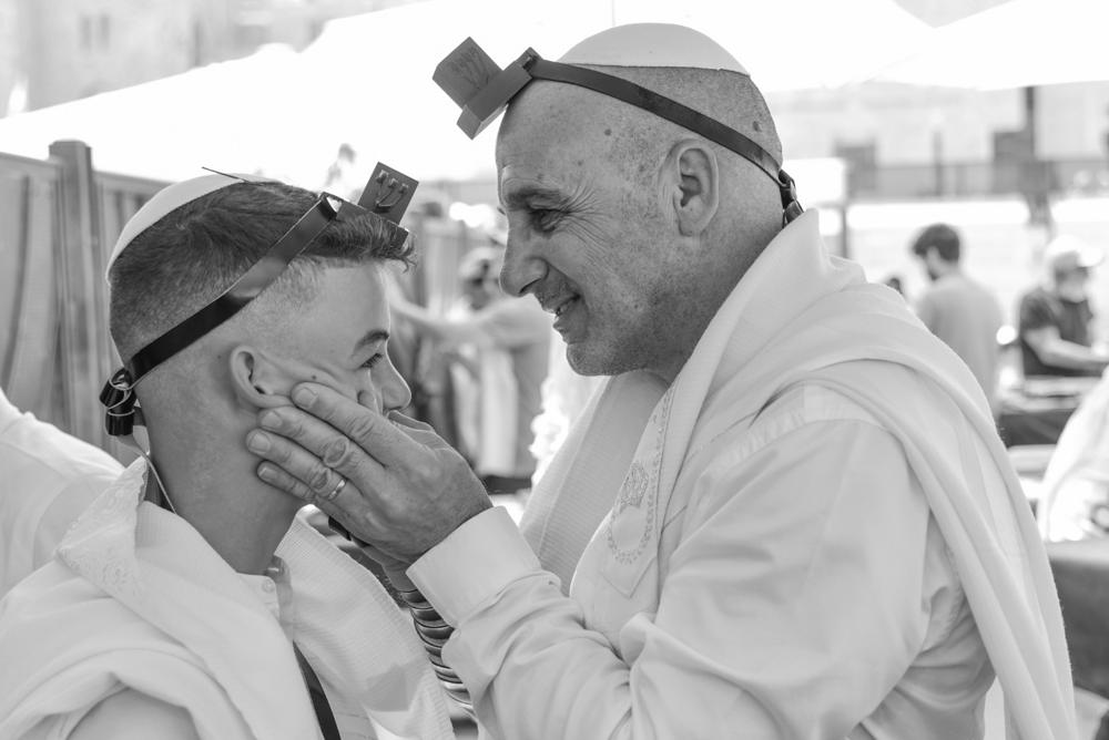 תמונת שחור־לבן של אב ובנו בתפילין