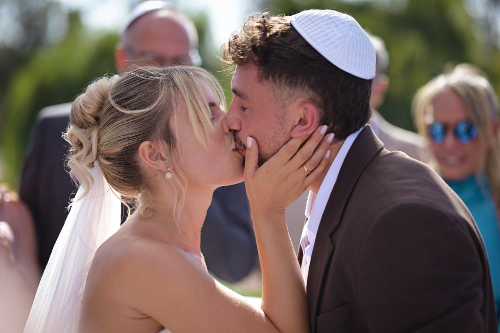 נשיקה של החתן והכלה בטקס