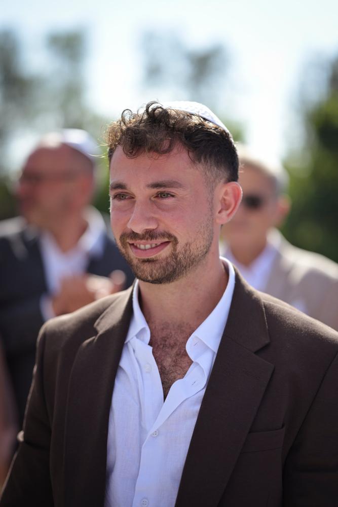 פורטרט של החתן מחייך