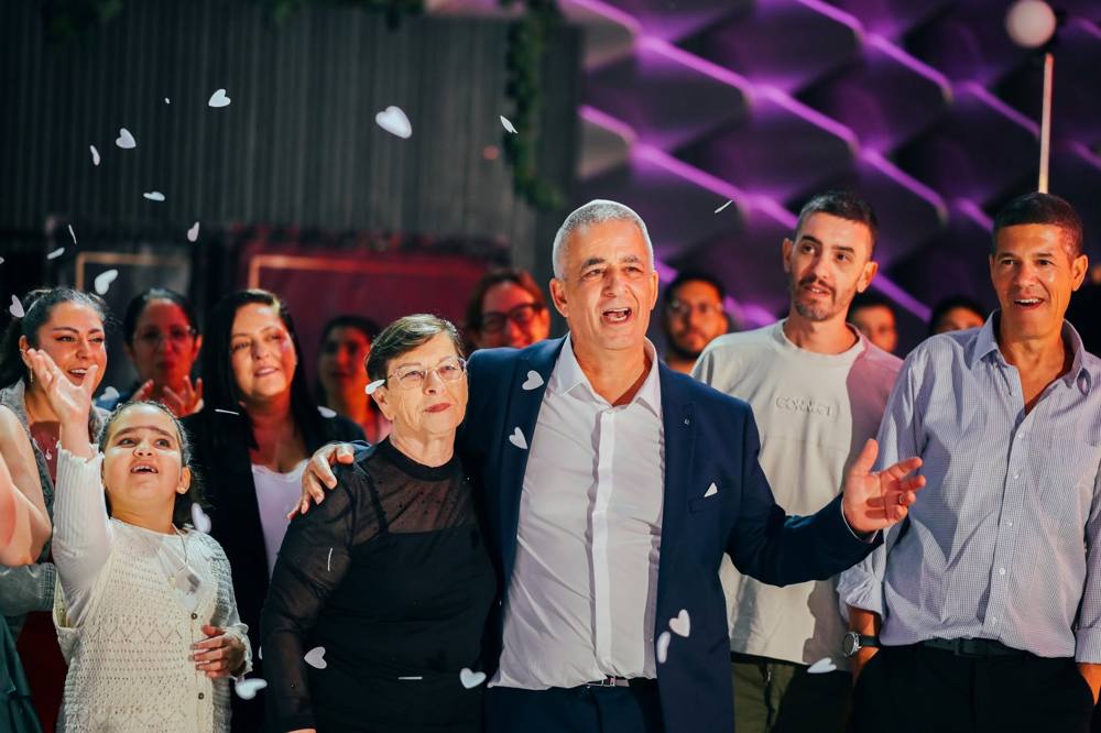 משפחה שמחה וקונפטי בצורת לבבות באולם